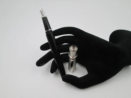 Estilográfica Cartier Diabolo. Metal chapado en paladio y resina negra. 2000. Francia