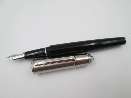 Estilográfica Cartier Diabolo. Metal chapado en paladio y resina negra. 2000. Francia