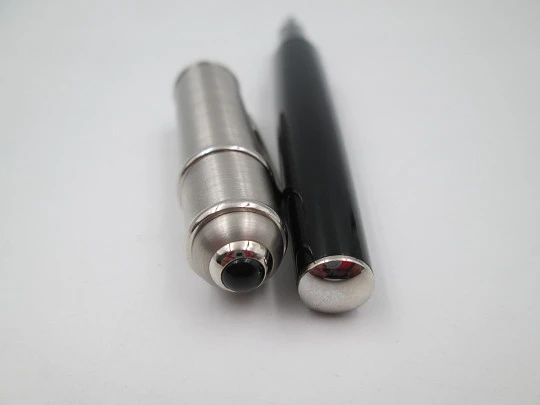 Estilográfica Cartier Diabolo. Metal chapado en paladio y resina negra. 2000. Francia