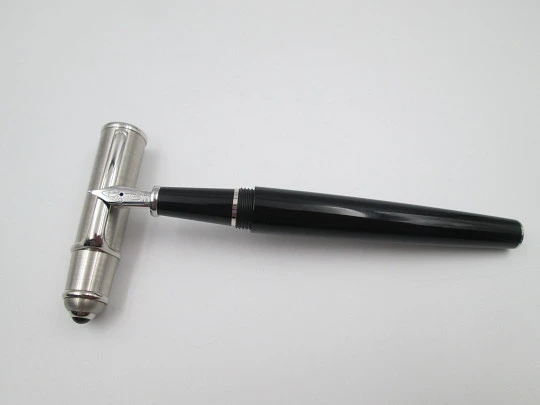 Estilográfica Cartier Diabolo. Metal chapado en paladio y resina negra. 2000. Francia