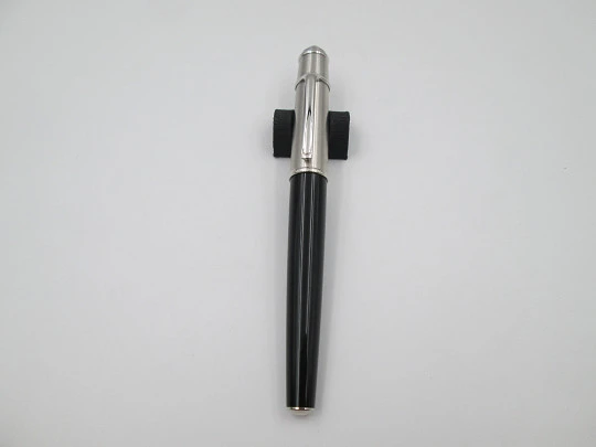 Estilográfica Cartier Diabolo. Metal chapado en paladio y resina negra. 2000. Francia