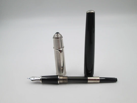 Estilográfica Cartier Diabolo. Metal chapado en paladio y resina negra. 2000. Francia