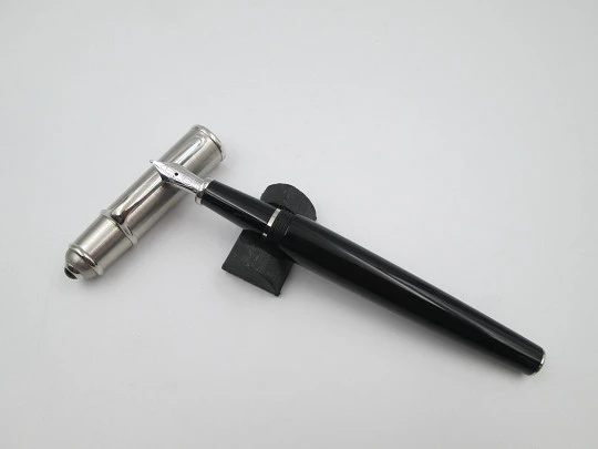 Estilográfica Cartier Diabolo. Metal chapado en paladio y resina negra. 2000. Francia