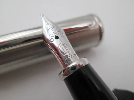 Estilográfica Cartier Diabolo. Metal chapado en paladio y resina negra. 2000. Francia