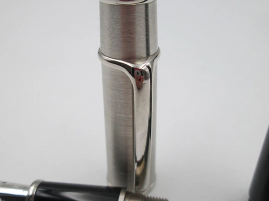 Estilográfica Cartier Diabolo. Metal chapado en paladio y resina negra. 2000. Francia