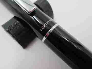 Estilográfica Cerruti 1881. Laca negra y metal plateado. Cartuchos. 2010. Francia