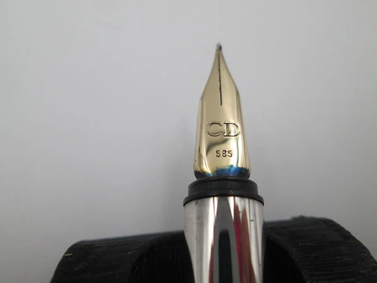 Estilográfica Christian Dior. Plata de ley. Patrón acanalados. Plumín oro 14k. Suiza. 1960