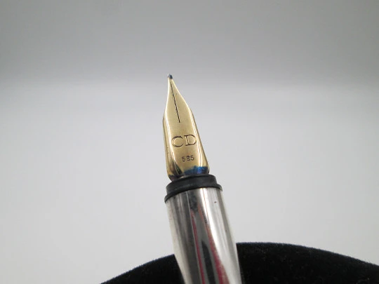 Estilográfica Christian Dior. Plata de ley. Patrón acanalados. Plumín oro 14k. Suiza. 1960