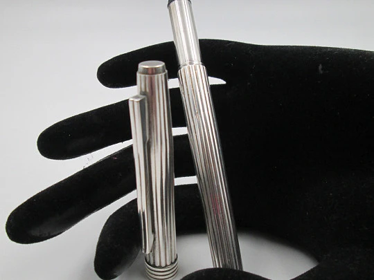 Estilográfica Christian Dior. Plata de ley. Patrón acanalados. Plumín oro 14k. Suiza. 1960