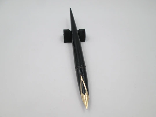 Estilográfica de escritorio Sheaffer. Plástico negro. Plumín inlaid 14k. 1950