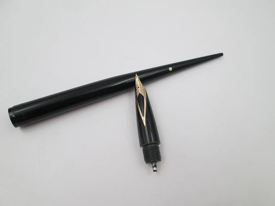 Estilográfica de escritorio Sheaffer. Plástico negro. Plumín inlaid 14k. 1950