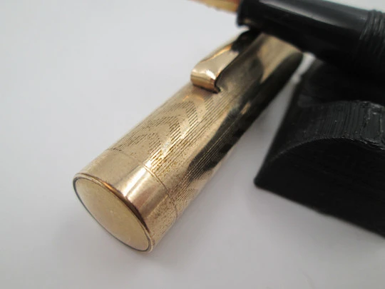 Estilográfica ebonita negra y laminada oro 14K. Palanca. Guilloché. 1920