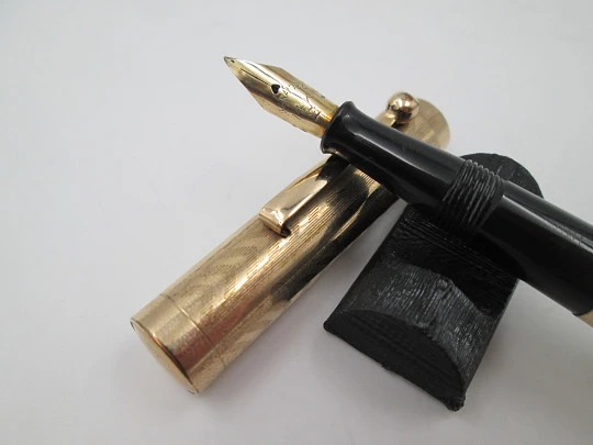 Estilográfica ebonita negra y laminada oro 14K. Palanca. Guilloché. 1920