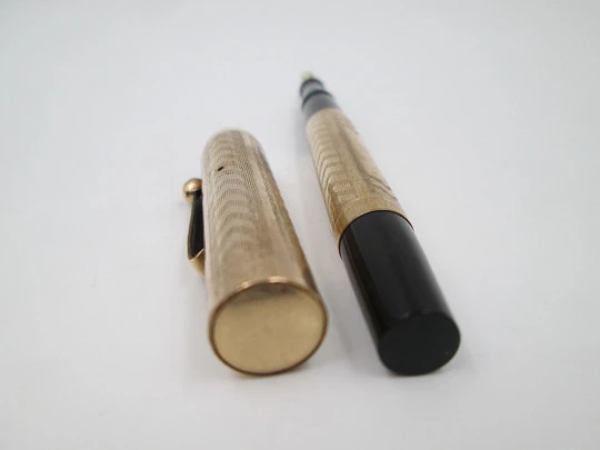 Estilográfica ebonita negra y laminada oro 14K. Palanca. Guilloché. 1920