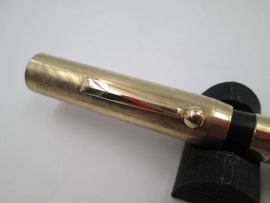 Estilográfica ebonita negra y laminada oro 14K. Palanca. Guilloché. 1920