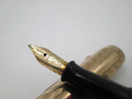 Estilográfica ebonita negra y laminada oro 14K. Palanca. Guilloché. 1920