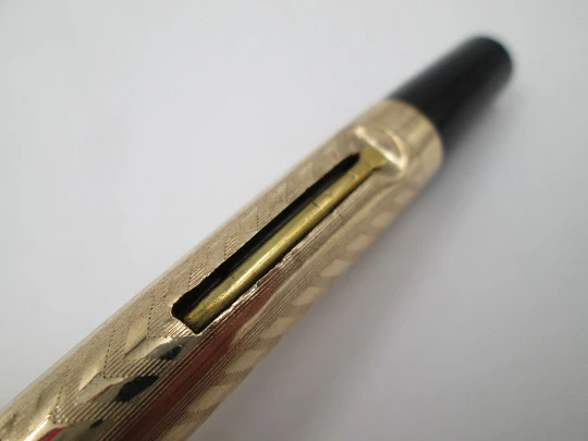Estilográfica ebonita negra y laminada oro 14K. Palanca. Guilloché. 1920