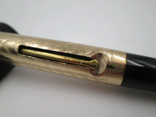 Estilográfica ebonita negra y laminada oro 14K. Palanca. Guilloché. 1920