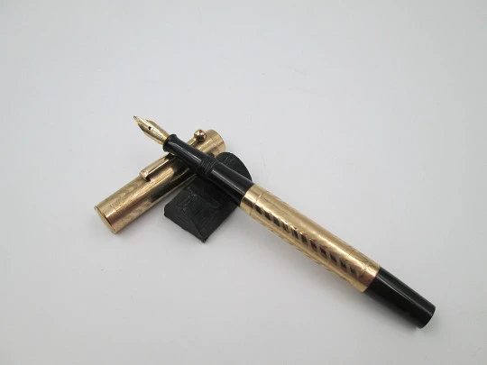 Estilográfica ebonita negra y laminada oro 14K. Palanca. Guilloché. 1920