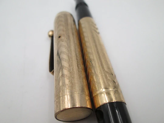 Estilográfica ebonita negra y laminada oro 14K. Palanca. Guilloché. 1920
