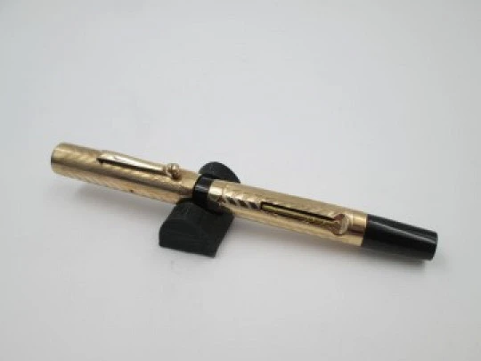 Estilográfica ebonita negra y laminada oro 14K. Palanca. Guilloché. 1920
