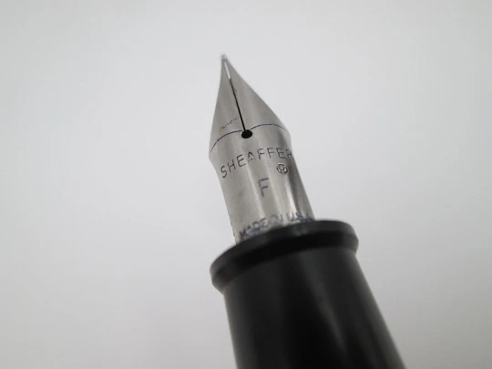 Estilográfica escolar Sheaffer No Nonsense. Plástico rojo y plumín acero. 1980. EEUU