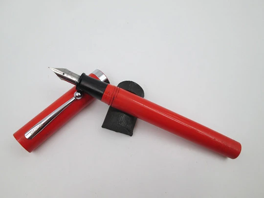 Estilográfica escolar Sheaffer No Nonsense. Plástico rojo y plumín acero. 1980. EEUU