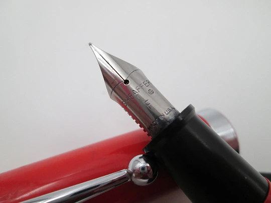 Estilográfica escolar Sheaffer No Nonsense. Plástico rojo y plumín acero. 1980. EEUU