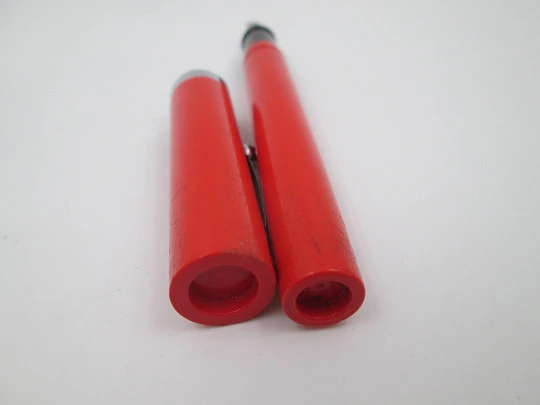 Estilográfica escolar Sheaffer No Nonsense. Plástico rojo y plumín acero. 1980. EEUU