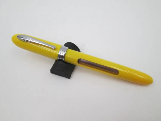 Estilográfica escolar Sheaffer. Plástico amarillo y metal plateado. Plumín acero. 1990 Estilográfica escolar Sheaffer. Plástico amarillo y metal plateado. Plumín acero. 1990