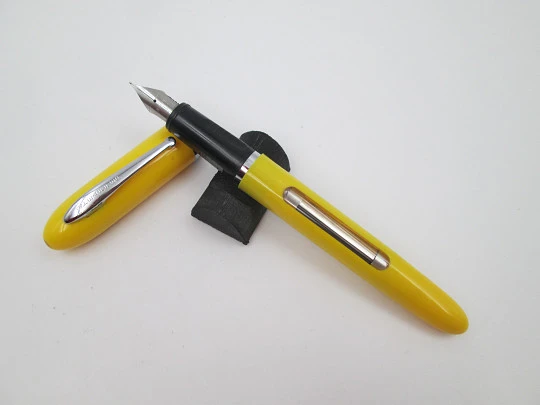 Estilográfica escolar Sheaffer. Plástico amarillo y metal plateado. Plumín acero. 1990 Estilográfica escolar Sheaffer. Plástico amarillo y metal plateado. Plumín acero. 1990