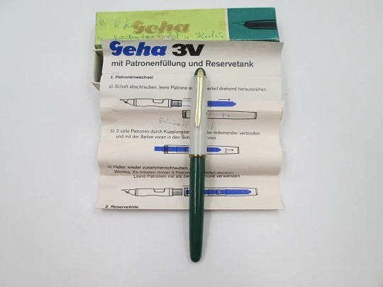 Estilográfica Geha 703. Plástico verde y gris. Detalles chapados. Caja. 1970. Alemania