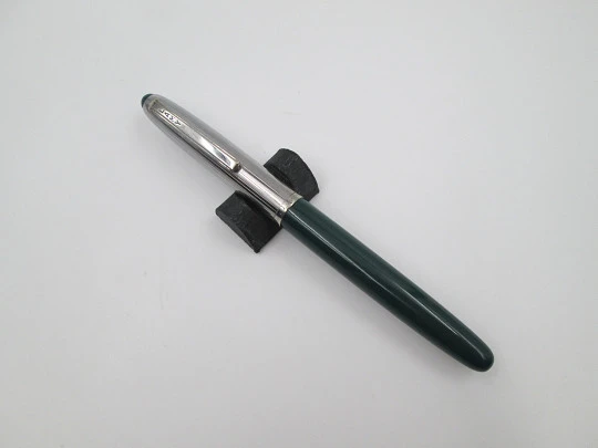 Estilográfica Lamy 75. Metal cromado y plástico verde. Aerométrica. Alemania. 1970