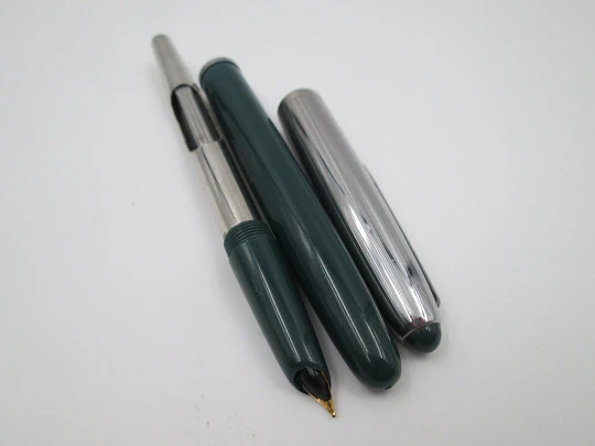 Estilográfica Lamy 75. Metal cromado y plástico verde. Aerométrica. Alemania. 1970