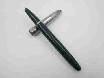 Estilográfica Lamy 75. Metal cromado y plástico verde. Aerométrica. Alemania. 1970