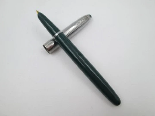 Estilográfica Lamy 75. Metal cromado y plástico verde. Aerométrica. Alemania. 1970