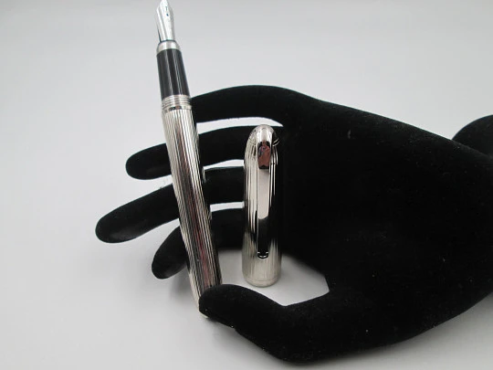 Estilográfica Louis Cartier Stripe. Metal chapado en paladio y resina negra. Francia Estilográfica Louis Cartier Stripe. Metal chapado en paladio y resina negra. Francia