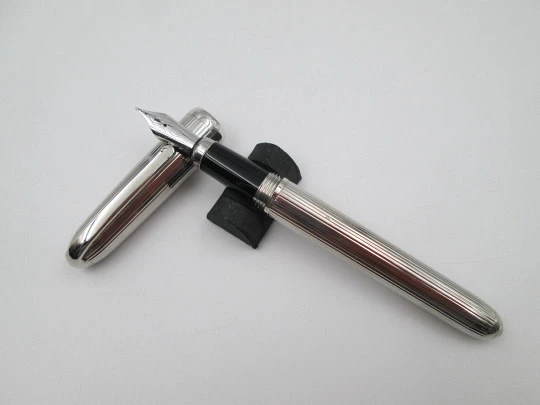 Estilográfica Louis Cartier Stripe. Metal chapado en paladio y resina negra. Francia