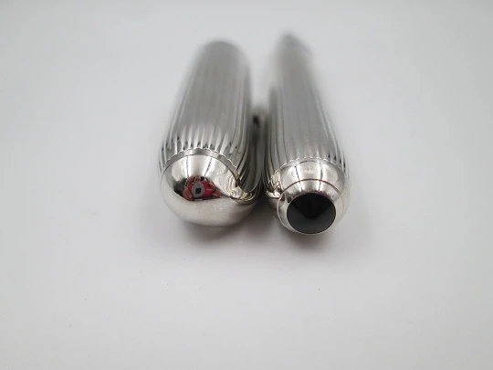 Estilográfica Louis Cartier Stripe. Metal chapado en paladio y resina negra. Francia Estilográfica Louis Cartier Stripe. Metal chapado en paladio y resina negra. Francia