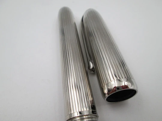 Estilográfica Louis Cartier Stripe. Metal chapado en paladio y resina negra. Francia Estilográfica Louis Cartier Stripe. Metal chapado en paladio y resina negra. Francia