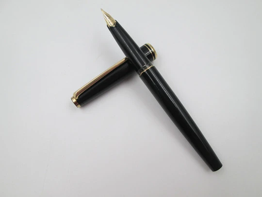 Estilográfica Montblanc Classic CF. Resina negra y chapados oro. Plumín 14k. Alemania Estilográfica Montblanc Classic CF. Resina negra y chapados oro. Plumín 14k. Alemania