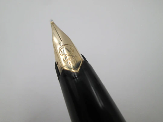 Estilográfica Montblanc Classic CF. Resina negra y chapados oro. Plumín 14k. Alemania Estilográfica Montblanc Classic CF. Resina negra y chapados oro. Plumín 14k. Alemania