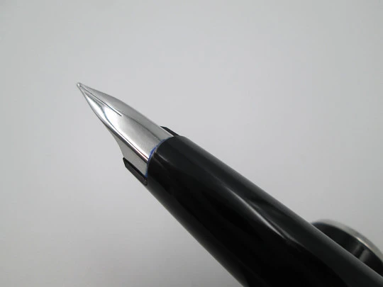 Estilográfica Montblanc Classic Resina negra y metal plateado. Años 80