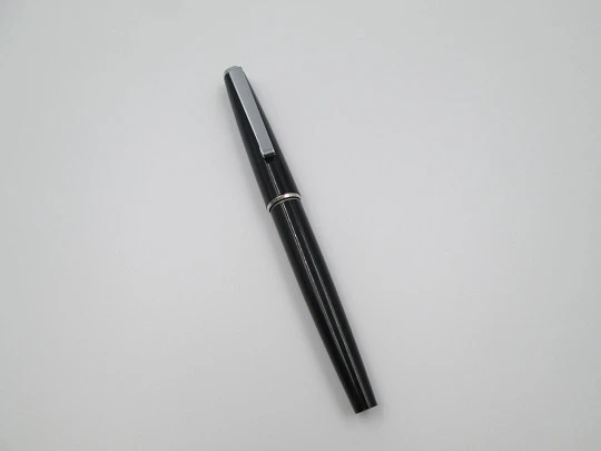 Estilográfica Montblanc Classic Resina negra y metal plateado. Años 80