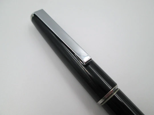 Estilográfica Montblanc Classic Resina negra y metal plateado. Años 80