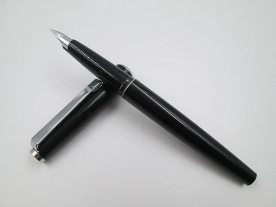 Estilográfica Montblanc Classic Resina negra y metal plateado. Años 80
