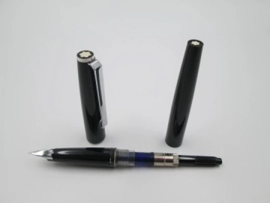 Estilográfica Montblanc Classic Resina negra y metal plateado. Años 80