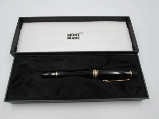 Estilográfica Montblanc Meisterstück 146. Resina negra. Plumín 14K. Émbolo. Caja