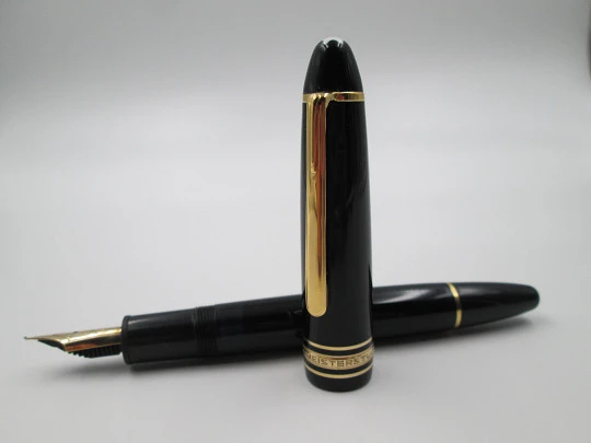 Estilográfica Montblanc Meisterstück 146. Resina negra. Plumín 14K. Émbolo. Caja