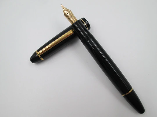 Estilográfica Montblanc Meisterstück 146. Resina negra. Plumín 14K. Émbolo. Caja